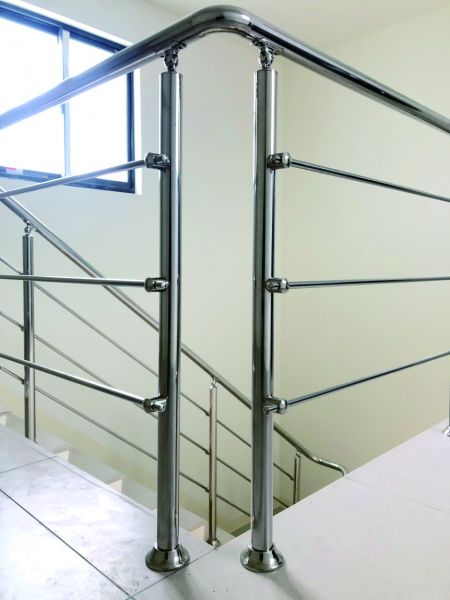 The installation method at the corner of the stainless steel cross bar shuttle stair platform